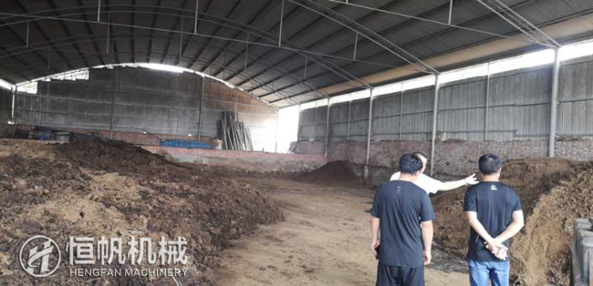 鄭州恒帆機械為溫縣客戶實地規(guī)劃年產(chǎn)三萬噸牛糞有機肥生產(chǎn)線項目(圖3) 牛糞倉儲廠區(qū)參觀